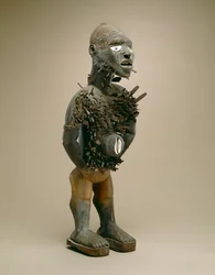 Figura de clavos (nkisi nkondi) Yombe, Congo